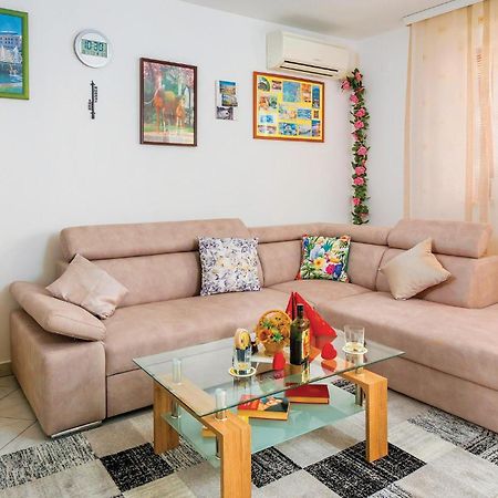 2 Bedroom Gorgeous Apartment In Rabac Eksteriør bilde