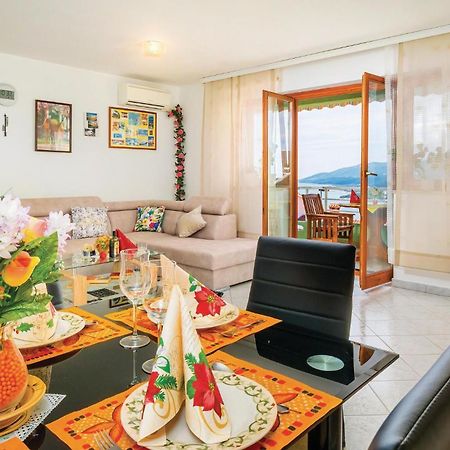 2 Bedroom Gorgeous Apartment In Rabac Eksteriør bilde
