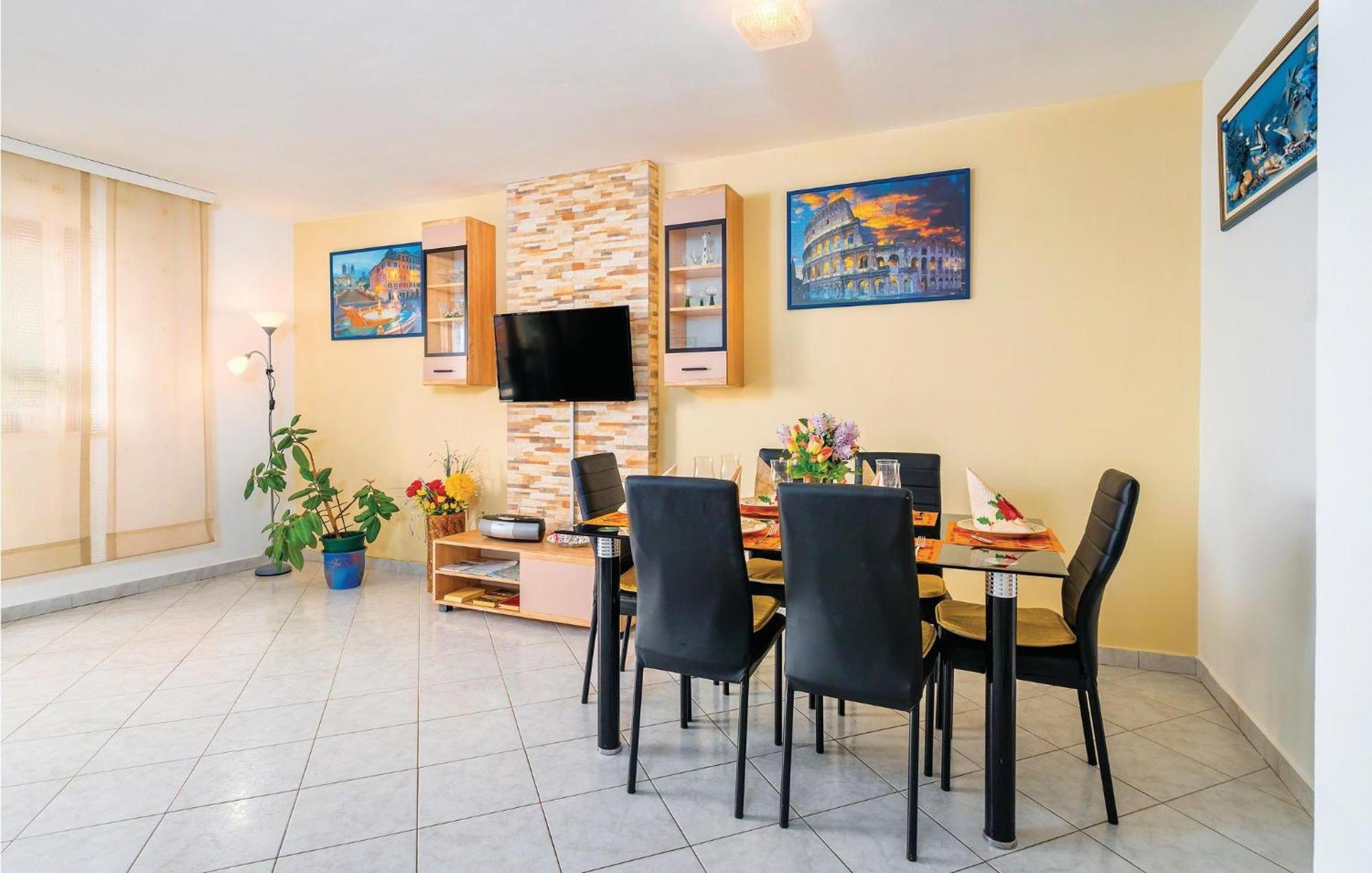 2 Bedroom Gorgeous Apartment In Rabac Eksteriør bilde