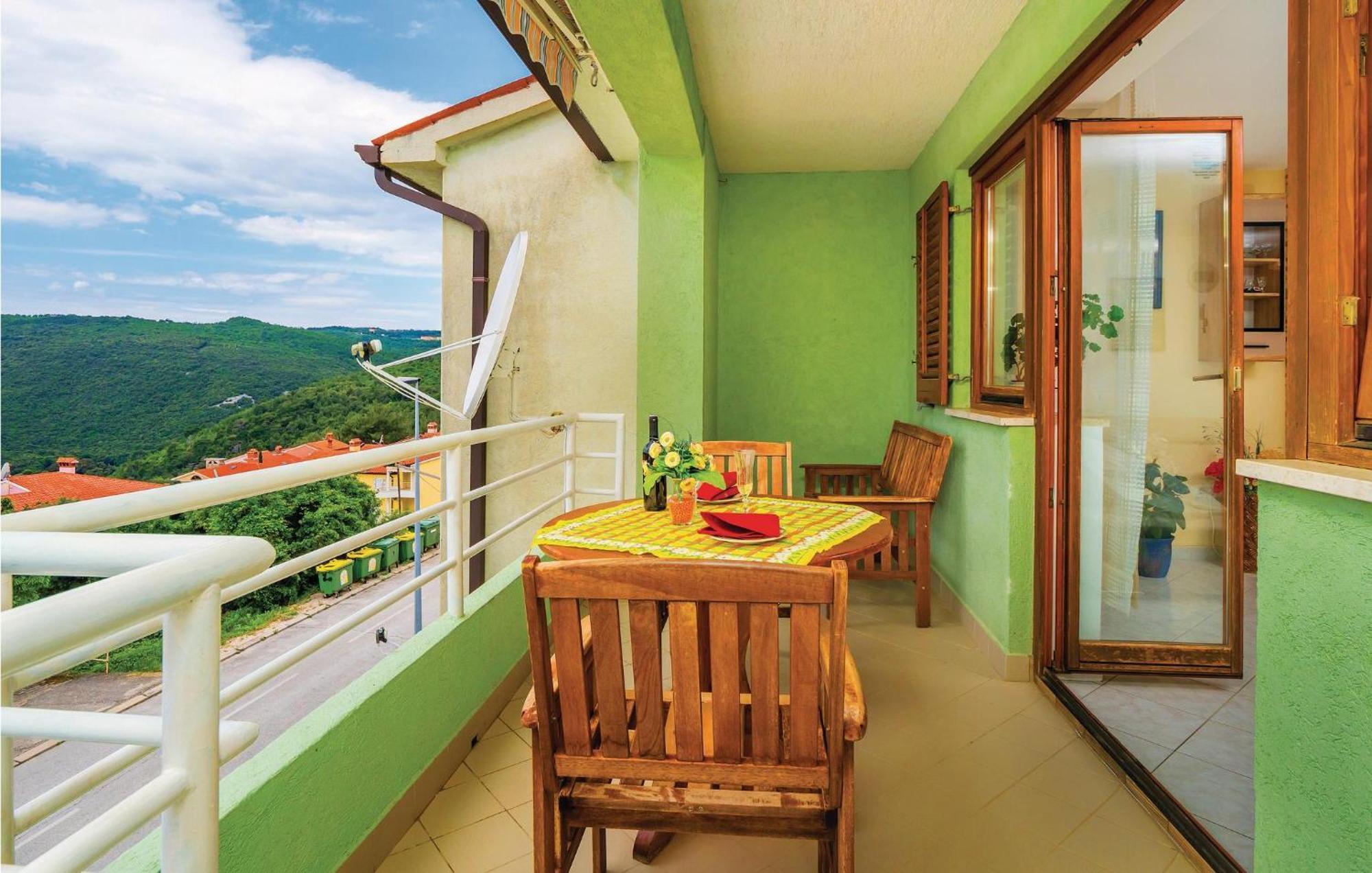 2 Bedroom Gorgeous Apartment In Rabac Eksteriør bilde