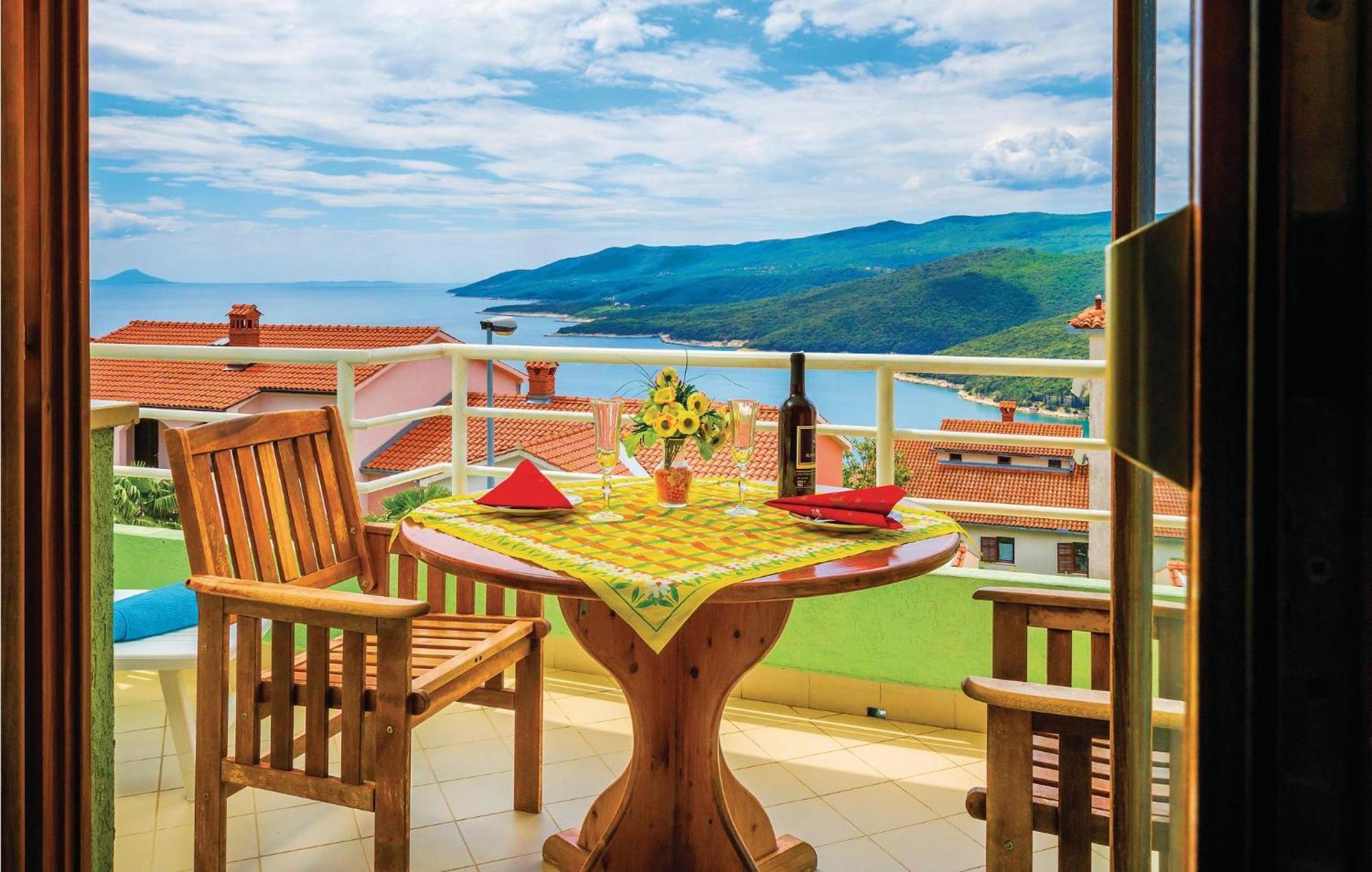 2 Bedroom Gorgeous Apartment In Rabac Eksteriør bilde